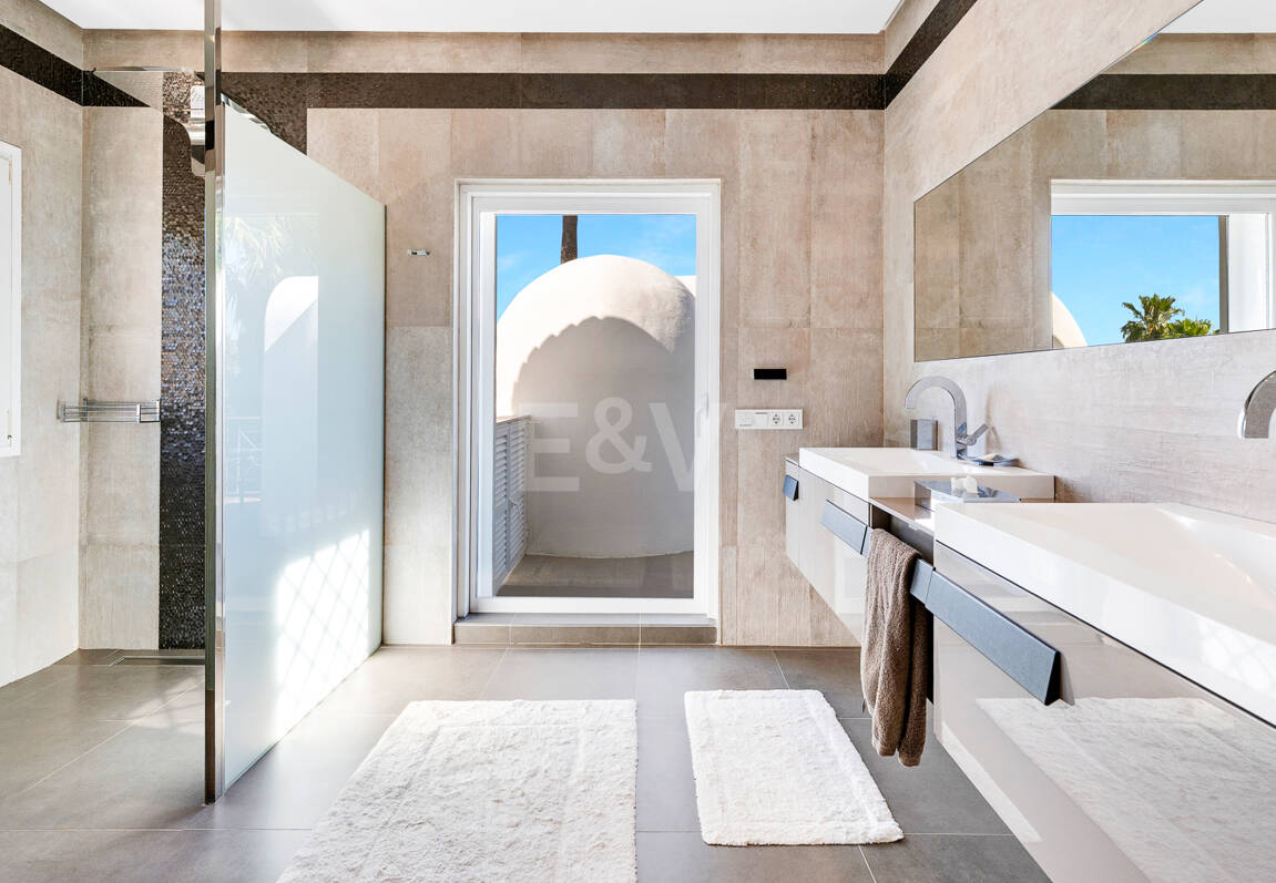 Beautiful Villa in the Heart of Nagüeles with Lush Garden and Sea Views