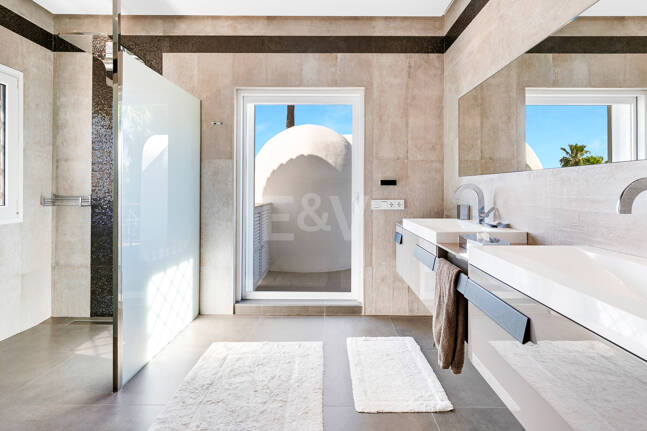 Beautiful Villa in the Heart of Nagüeles with Lush Garden and Sea Views