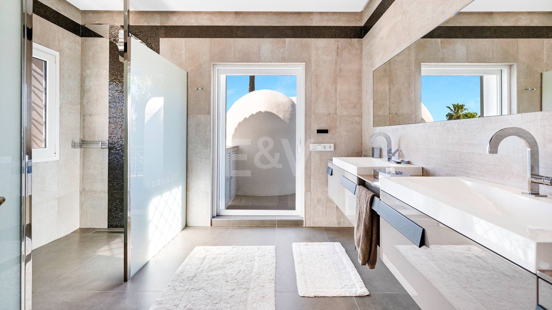 Beautiful Villa in the Heart of Nagüeles with Lush Garden and Sea Views