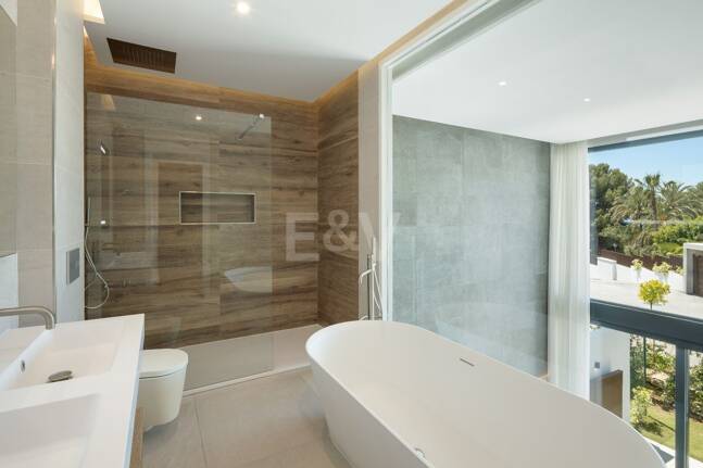 Moderna casa adosada con piscina en la azotea y vistas al mar en Río Real, Marbella