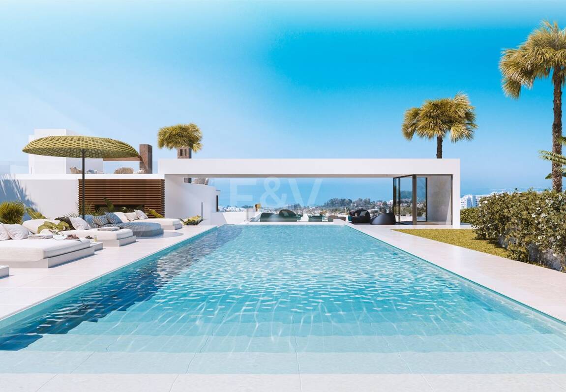 Moderna casa adosada con piscina en la azotea y vistas al mar en Río Real, Marbella