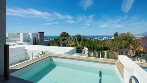 Maison de ville moderne avec piscine et vue sur la mer à Río Real, Marbella