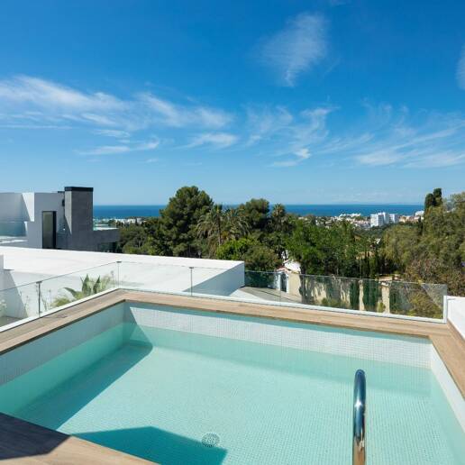 Moderna casa adosada con piscina en la azotea y vistas al mar en Río Real, Marbella