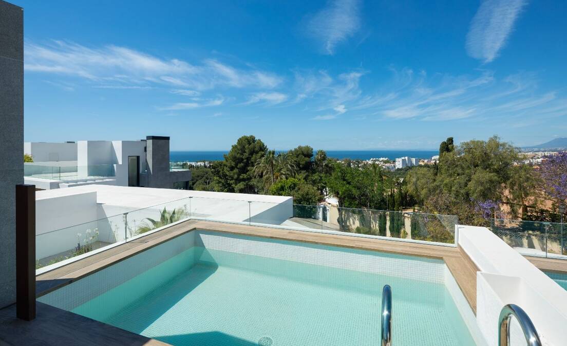Moderna casa adosada con piscina en la azotea y vistas al mar en Río Real, Marbella