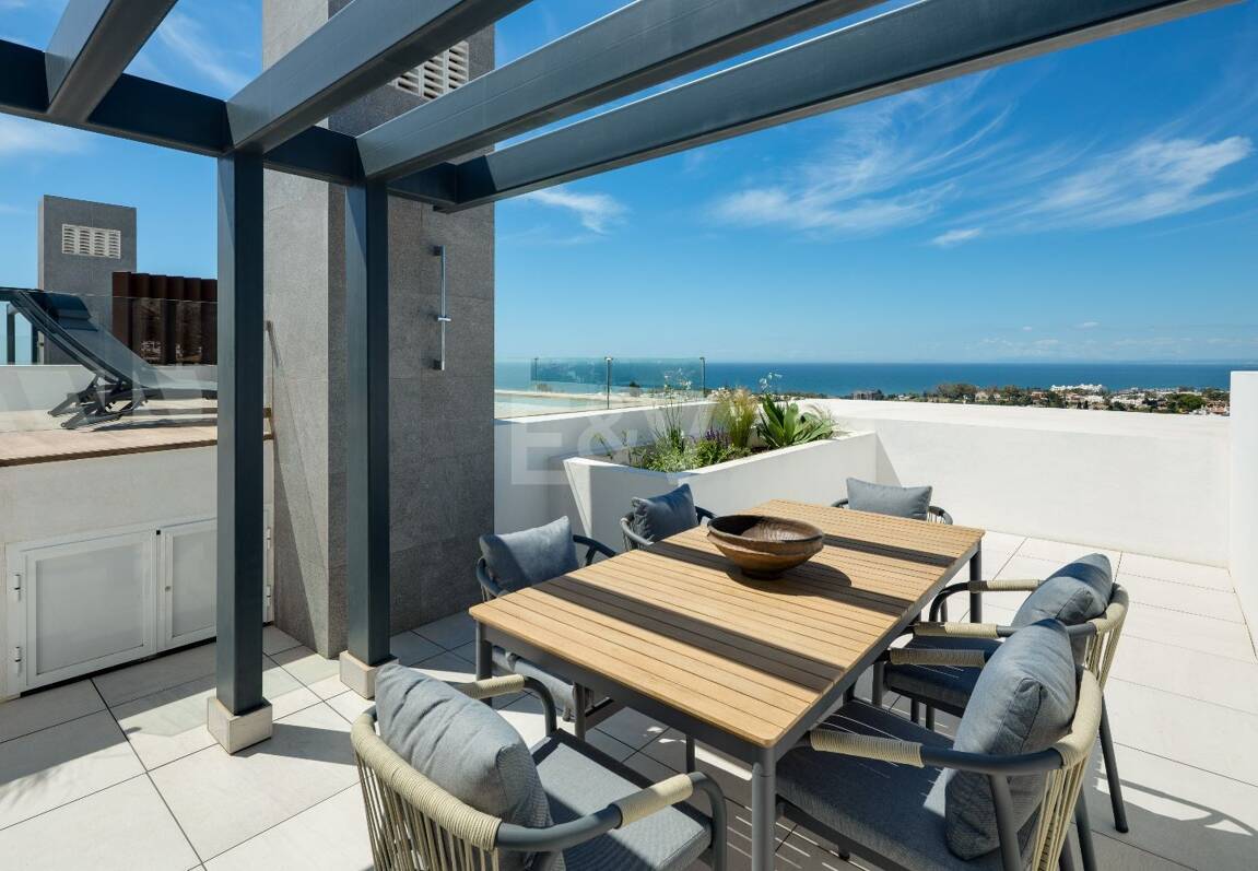 Moderna casa adosada con piscina en la azotea y vistas al mar en Río Real, Marbella