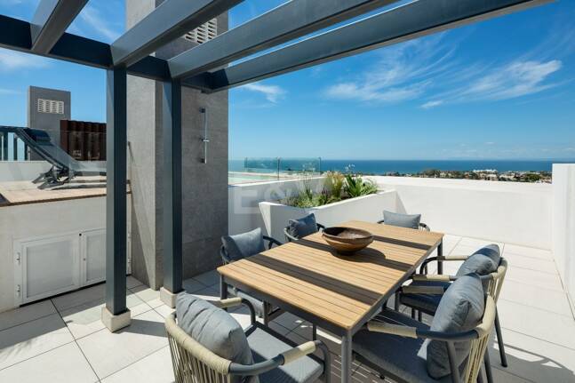 Moderna casa adosada con piscina en la azotea y vistas al mar en Río Real, Marbella