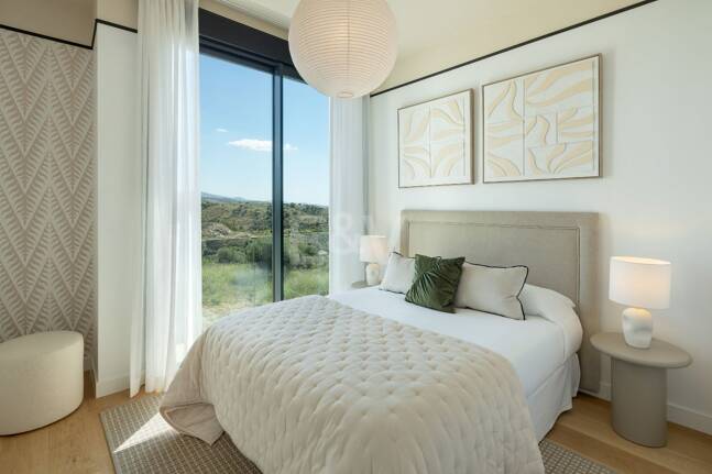 Moderna casa adosada con piscina en la azotea y vistas al mar en Río Real, Marbella