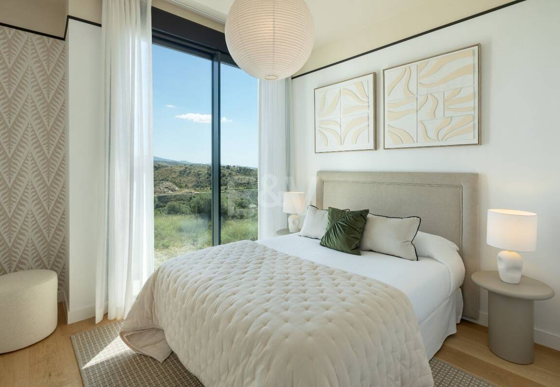 Moderna casa adosada con piscina en la azotea y vistas al mar en Río Real, Marbella