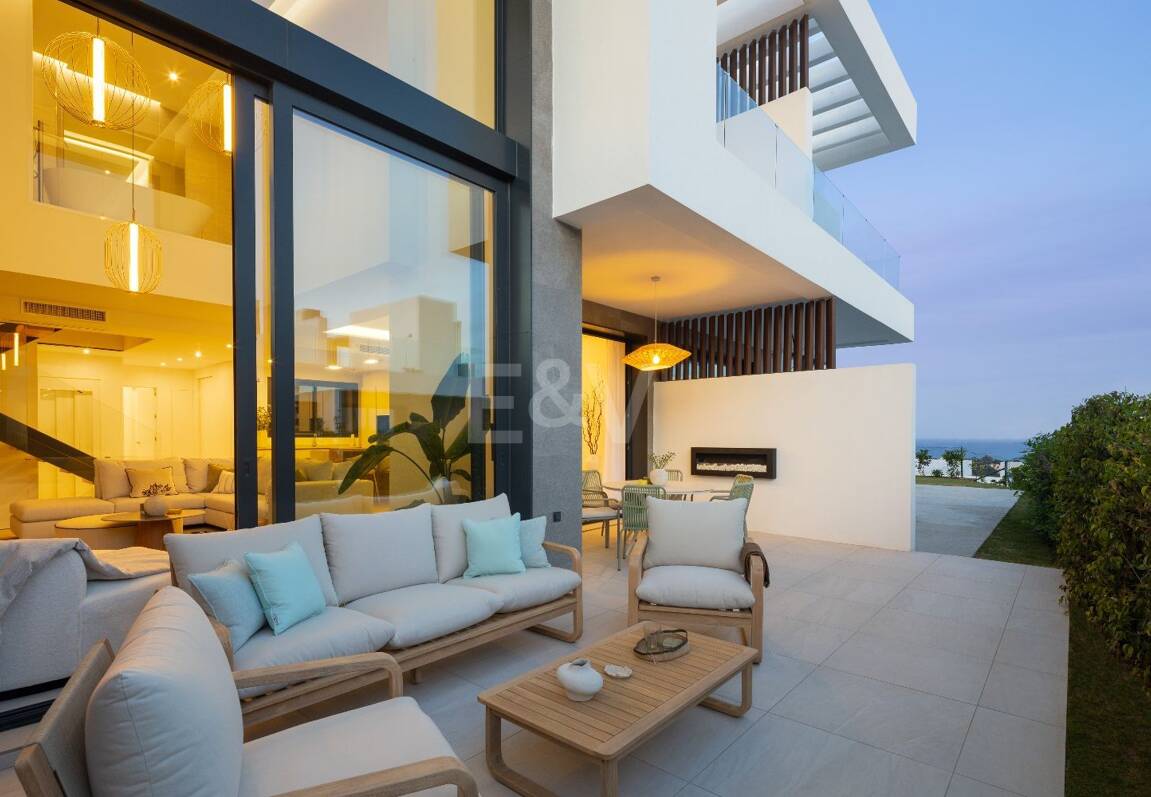 Moderna casa adosada con piscina en la azotea y vistas al mar en Río Real, Marbella