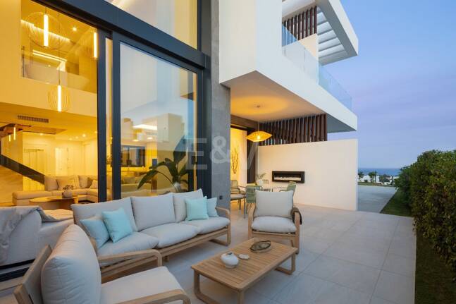 Moderna casa adosada con piscina en la azotea y vistas al mar en Río Real, Marbella