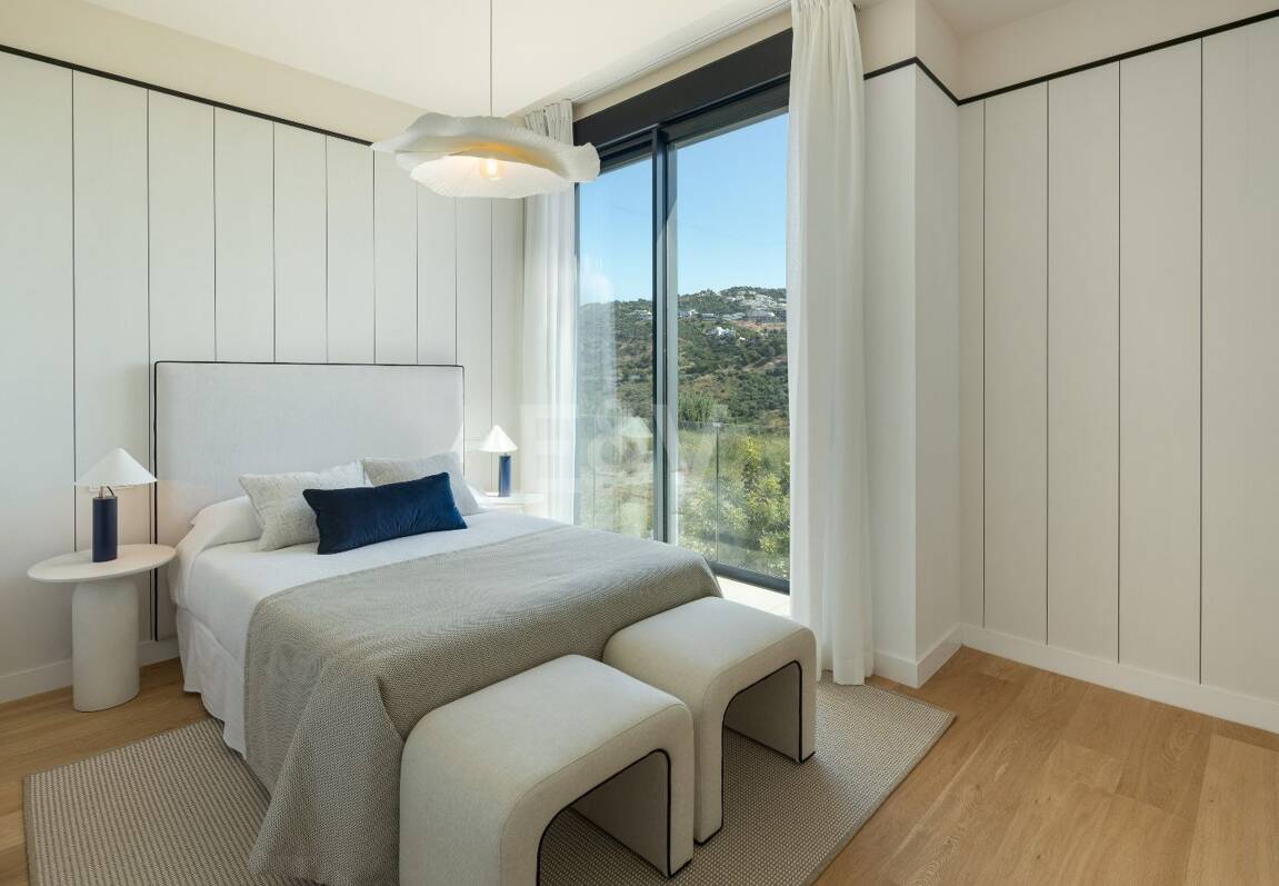 Moderna casa adosada con piscina en la azotea y vistas al mar en Río Real, Marbella