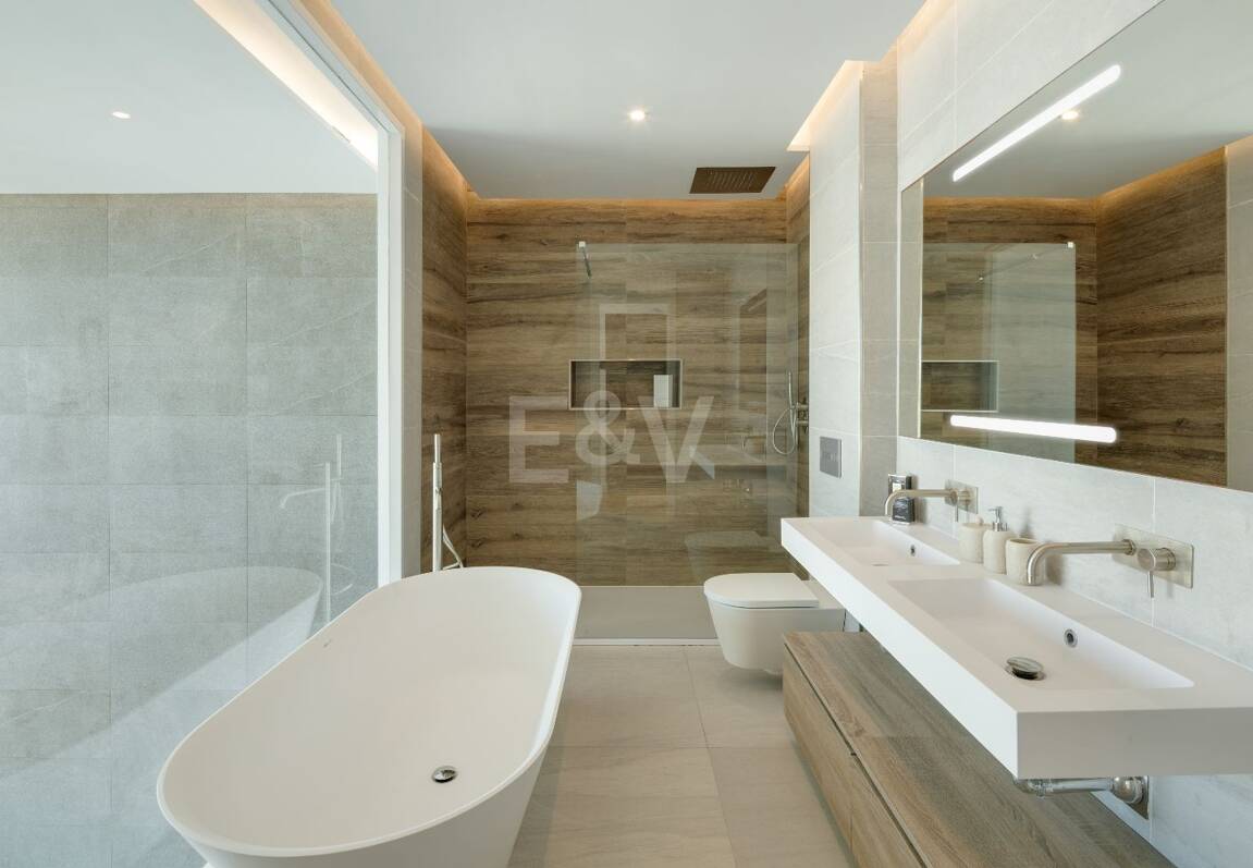 Moderna casa adosada con piscina en la azotea y vistas al mar en Río Real, Marbella