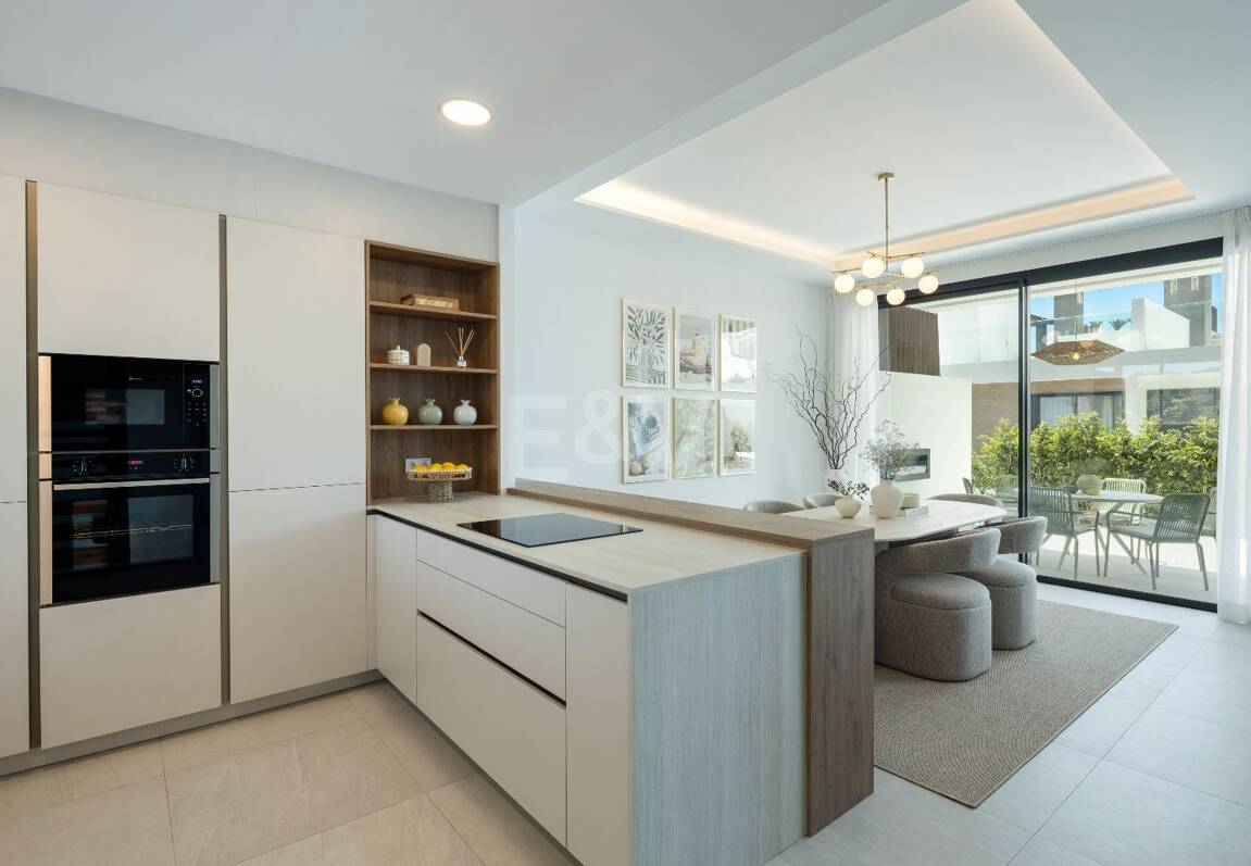 Moderna casa adosada con piscina en la azotea y vistas al mar en Río Real, Marbella