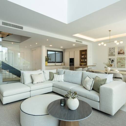 Moderna casa adosada con piscina en la azotea y vistas al mar en Río Real, Marbella