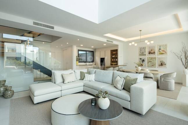 Moderna casa adosada con piscina en la azotea y vistas al mar en Río Real, Marbella