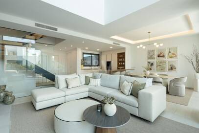 Moderna casa adosada con piscina en la azotea y vistas al mar en Río Real, Marbella