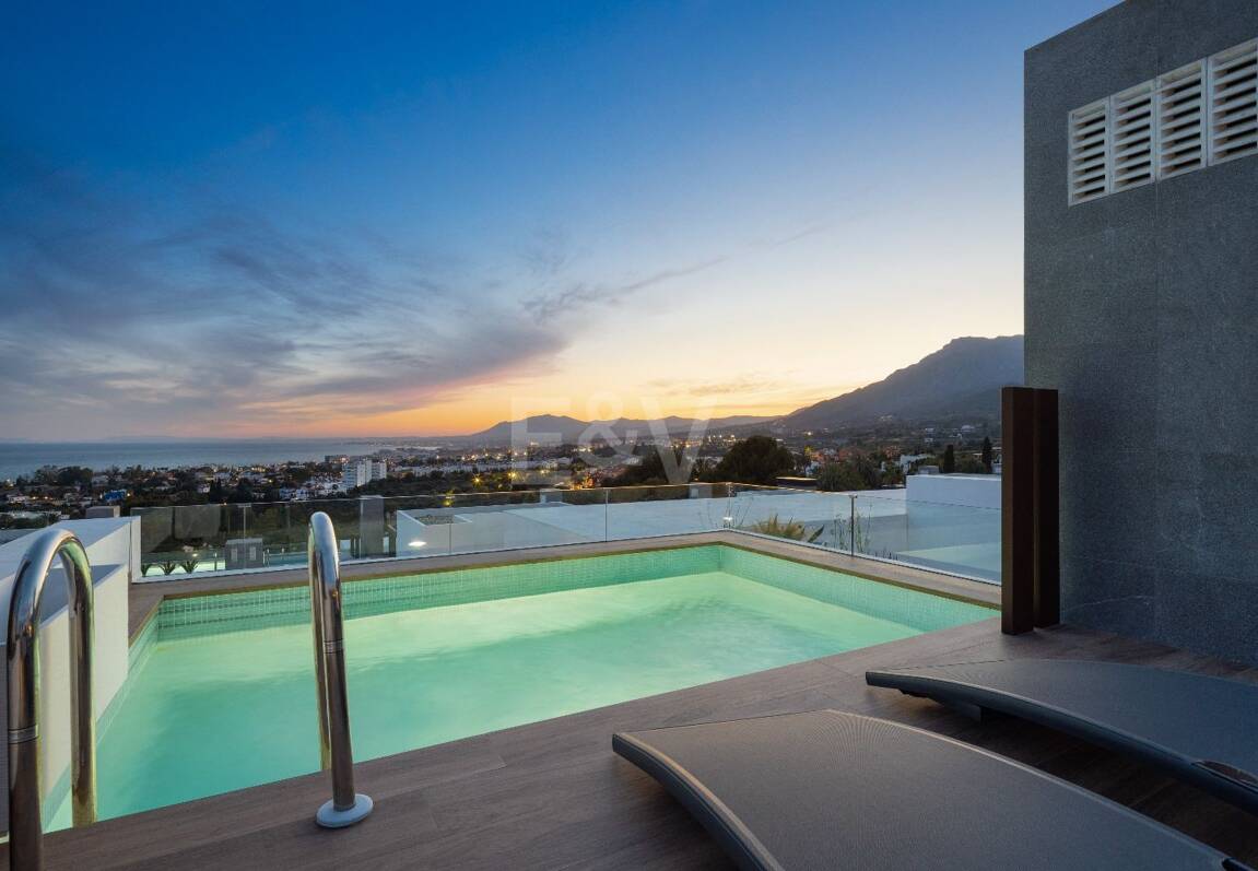 Moderna casa adosada con piscina en la azotea y vistas al mar en Río Real, Marbella