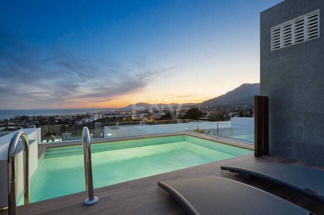 Moderna casa adosada con piscina en la azotea y vistas al mar en Río Real, Marbella
