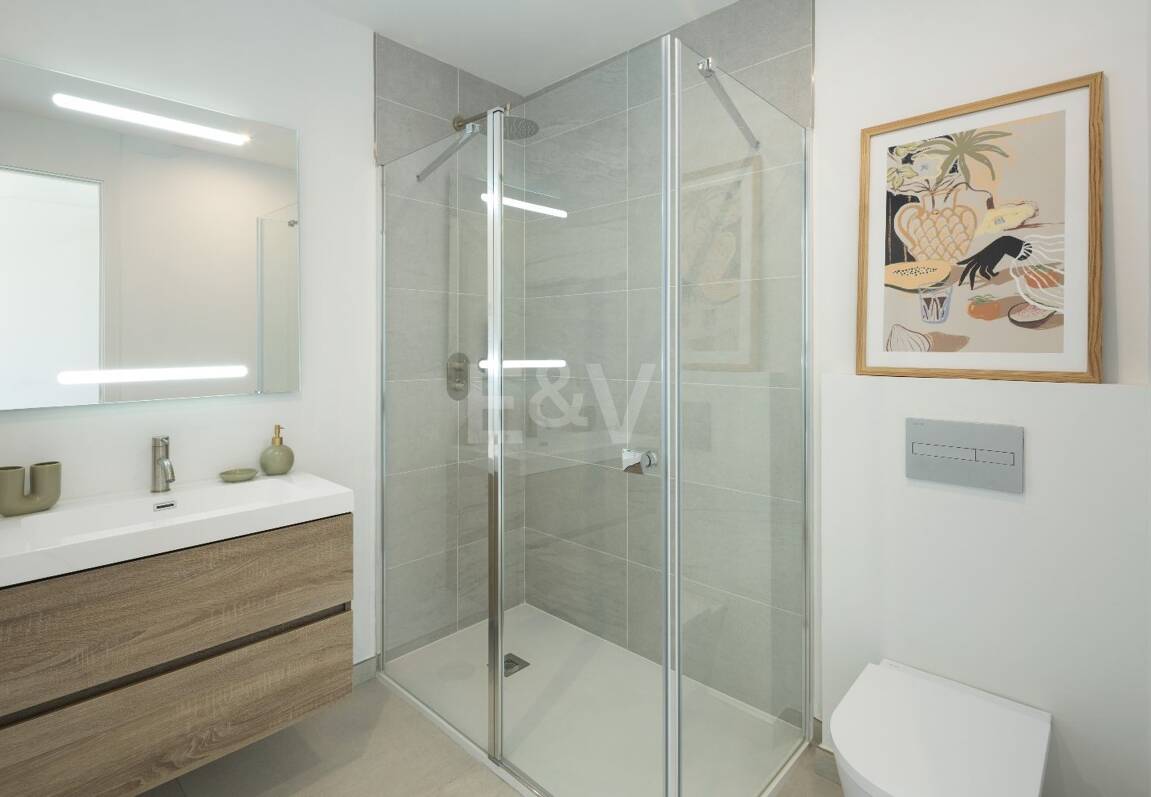 Moderna casa adosada con piscina en la azotea y vistas al mar en Río Real, Marbella