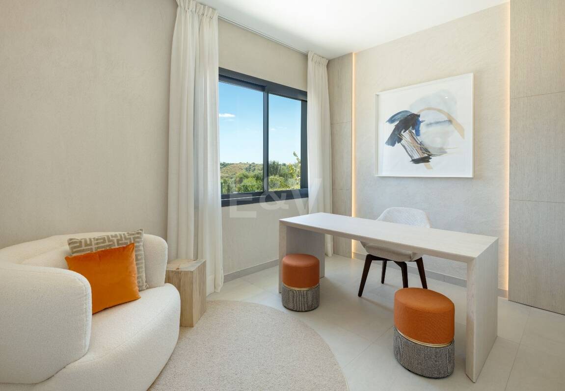 Moderna casa adosada con piscina en la azotea y vistas al mar en Río Real, Marbella