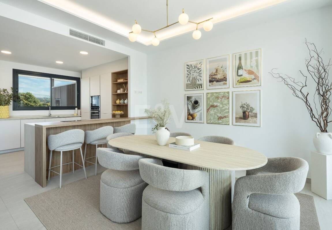 Moderna casa adosada con piscina en la azotea y vistas al mar en Río Real, Marbella