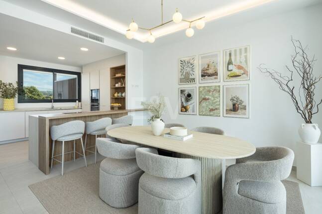 Moderna casa adosada con piscina en la azotea y vistas al mar en Río Real, Marbella