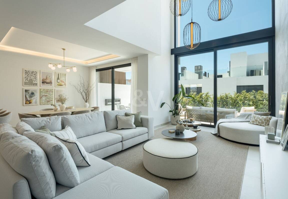 Moderna casa adosada con piscina en la azotea y vistas al mar en Río Real, Marbella