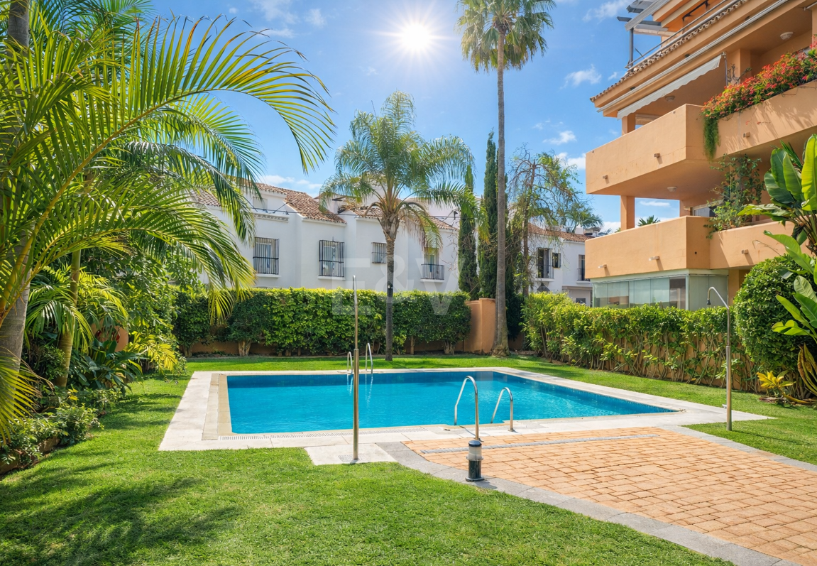 Gartenwohnung am Strand mit Touristenlizenz in einer bewachten Wohnanlage – Strandclubs, internationale Schulen und Annehmlichkeiten zu Fuß erreichbar