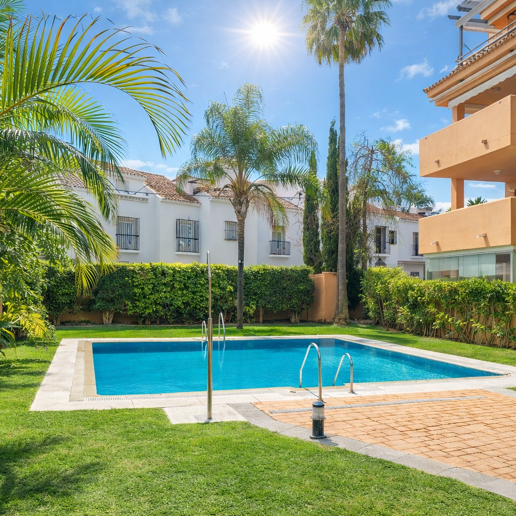 Gartenwohnung am Strand mit Touristenlizenz in einer bewachten Wohnanlage – Strandclubs, internationale Schulen und Annehmlichkeiten zu Fuß erreichbar