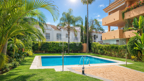 Gartenwohnung am Strand mit Touristenlizenz in einer bewachten Wohnanlage – Strandclubs, internationale Schulen und Annehmlichkeiten zu Fuß erreichbar