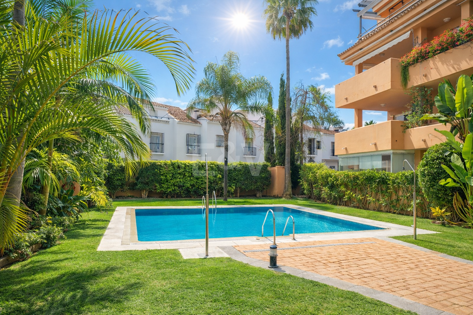 Apartamento con jardín junto a la playa con licencia turística en comunidad cerrada, a poca distancia de clubes de playa, colegios internacionales y servicios