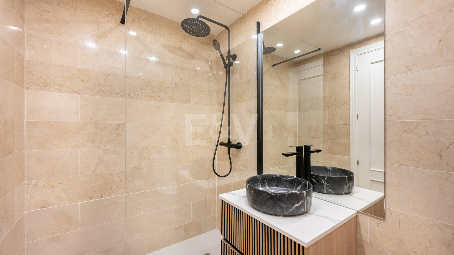 Apartamento con jardín junto a la playa con licencia turística en comunidad cerrada, a poca distancia de clubes de playa, colegios internacionales y servicios