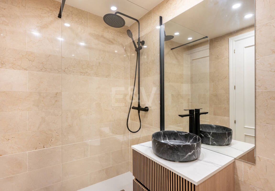 Gartenwohnung am Strand mit Touristenlizenz in einer bewachten Wohnanlage – Strandclubs, internationale Schulen und Annehmlichkeiten zu Fuß erreichbar