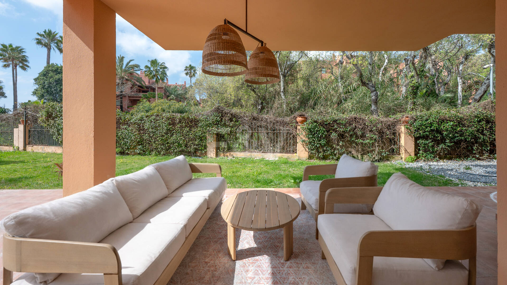 Apartamento con jardín junto a la playa con licencia turística en comunidad cerrada, a poca distancia de clubes de playa, colegios internacionales y servicios