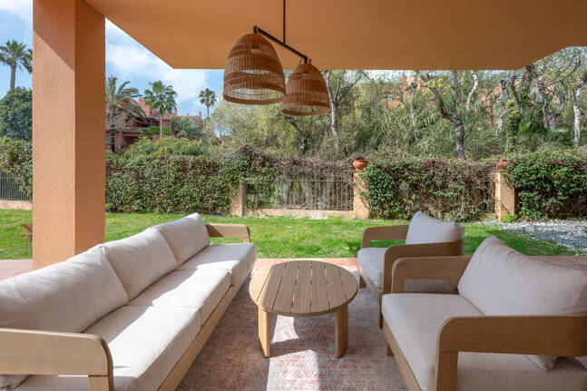 Gartenwohnung am Strand mit Touristenlizenz in einer bewachten Wohnanlage – Strandclubs, internationale Schulen und Annehmlichkeiten zu Fuß erreichbar