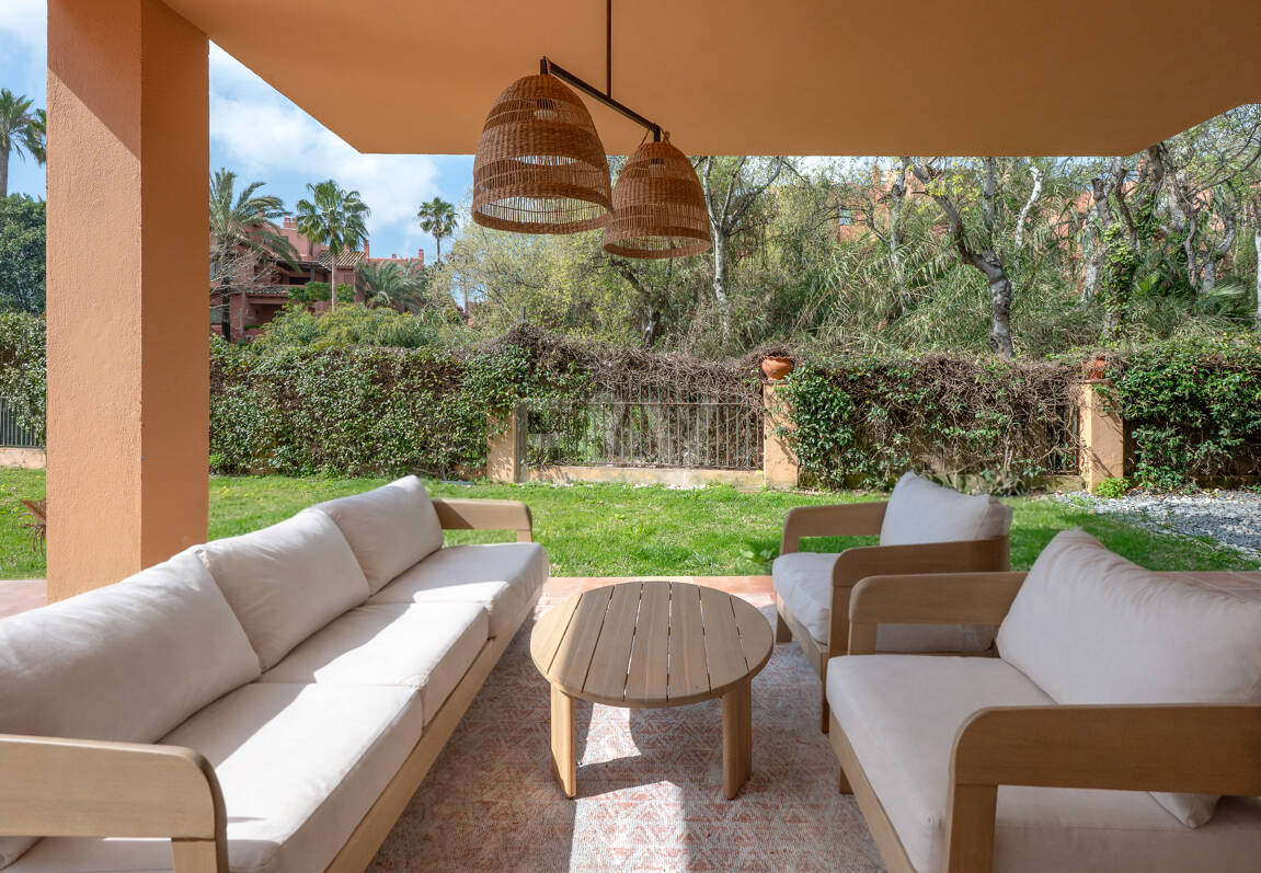 Gartenwohnung am Strand mit Touristenlizenz in einer bewachten Wohnanlage – Strandclubs, internationale Schulen und Annehmlichkeiten zu Fuß erreichbar
