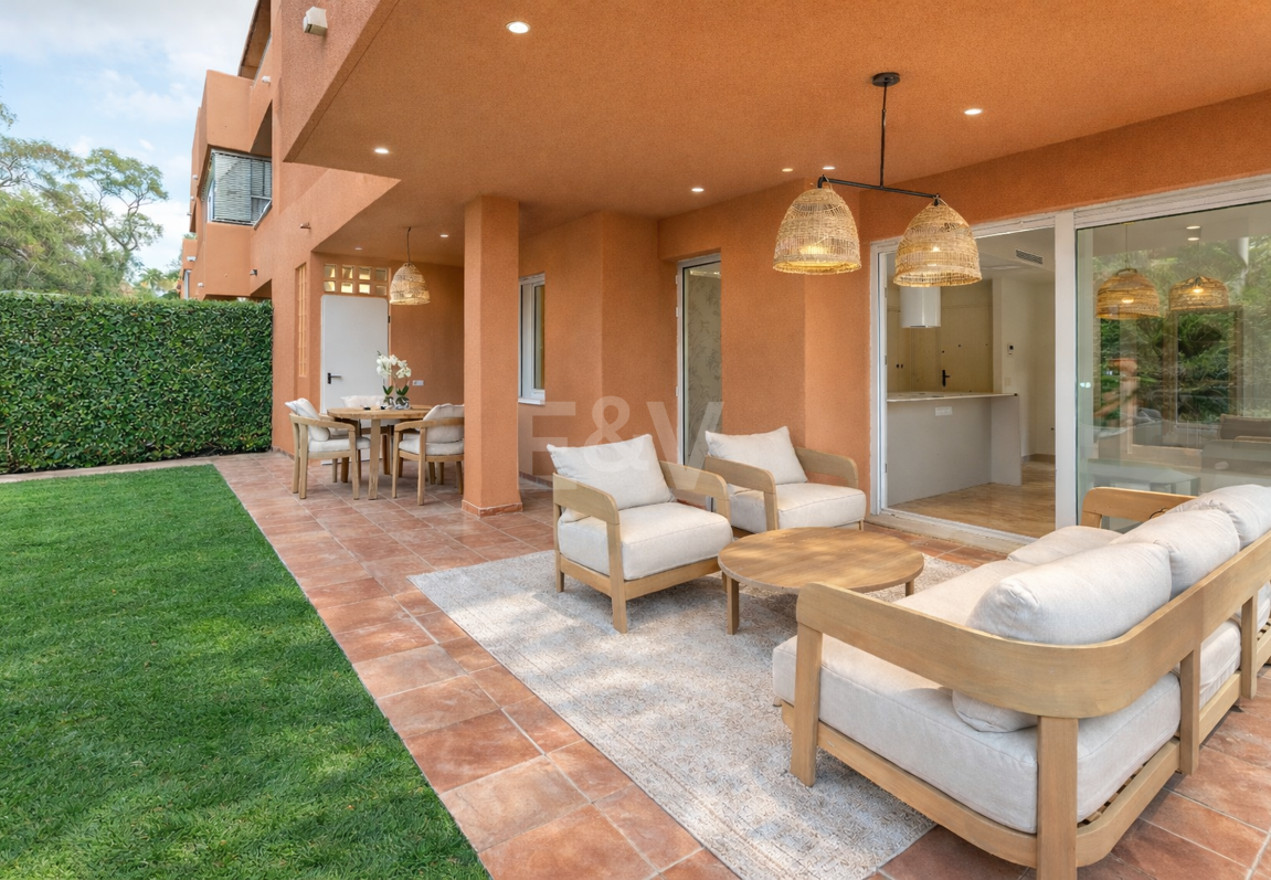 Gartenwohnung am Strand mit Touristenlizenz in einer bewachten Wohnanlage – Strandclubs, internationale Schulen und Annehmlichkeiten zu Fuß erreichbar