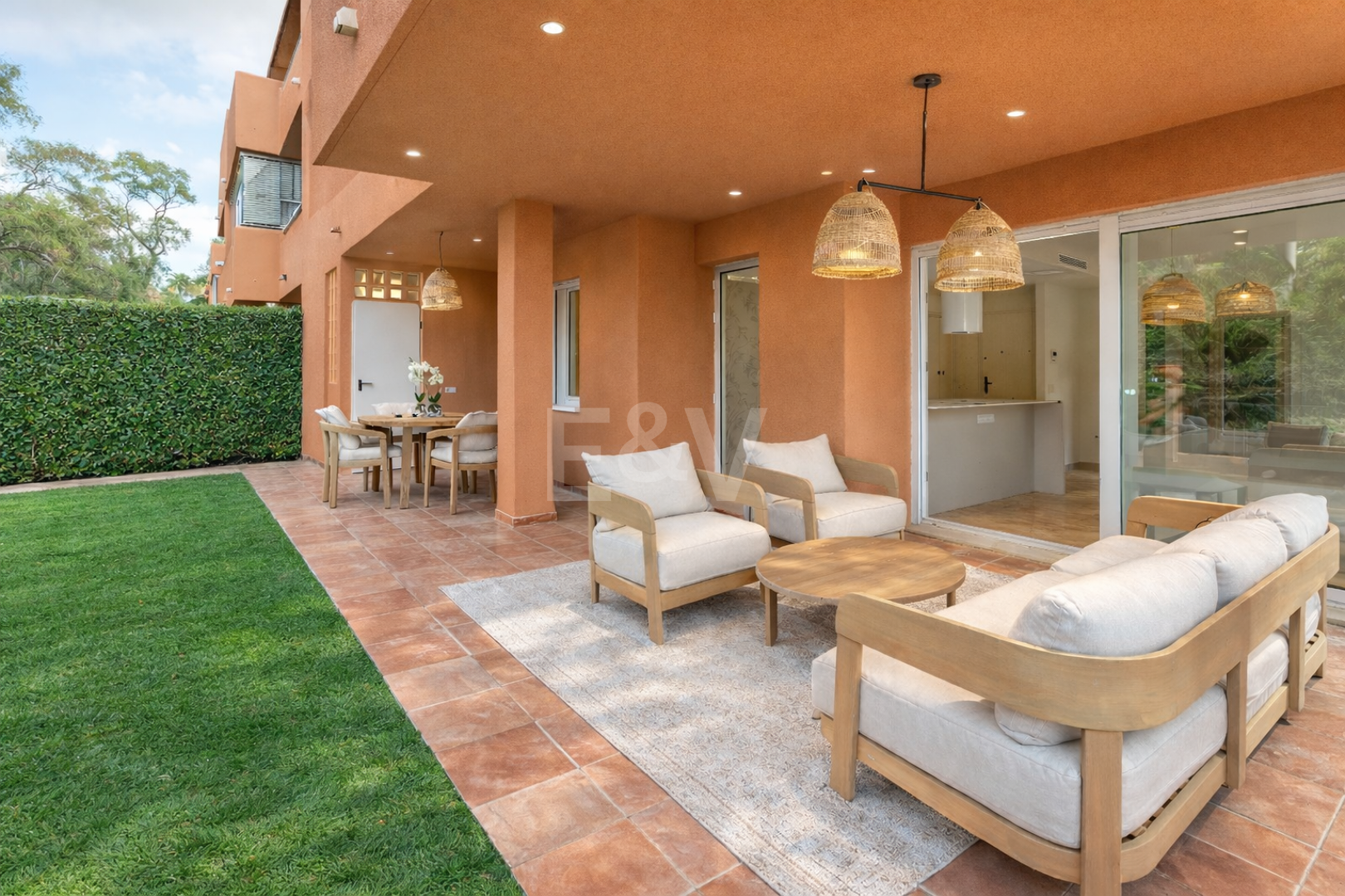 Apartamento con jardín junto a la playa con licencia turística en comunidad cerrada, a poca distancia de clubes de playa, colegios internacionales y servicios