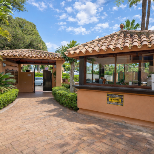 Gartenwohnung am Strand mit Touristenlizenz in einer bewachten Wohnanlage – Strandclubs, internationale Schulen und Annehmlichkeiten zu Fuß erreichbar