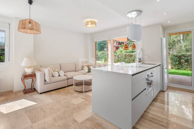 Gartenwohnung am Strand mit Touristenlizenz in einer bewachten Wohnanlage – Strandclubs, internationale Schulen und Annehmlichkeiten zu Fuß erreichbar