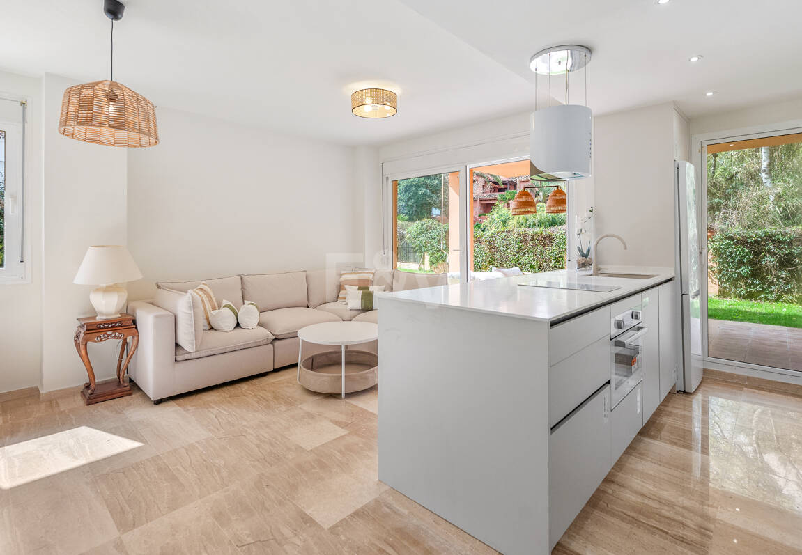 Gartenwohnung am Strand mit Touristenlizenz in einer bewachten Wohnanlage – Strandclubs, internationale Schulen und Annehmlichkeiten zu Fuß erreichbar