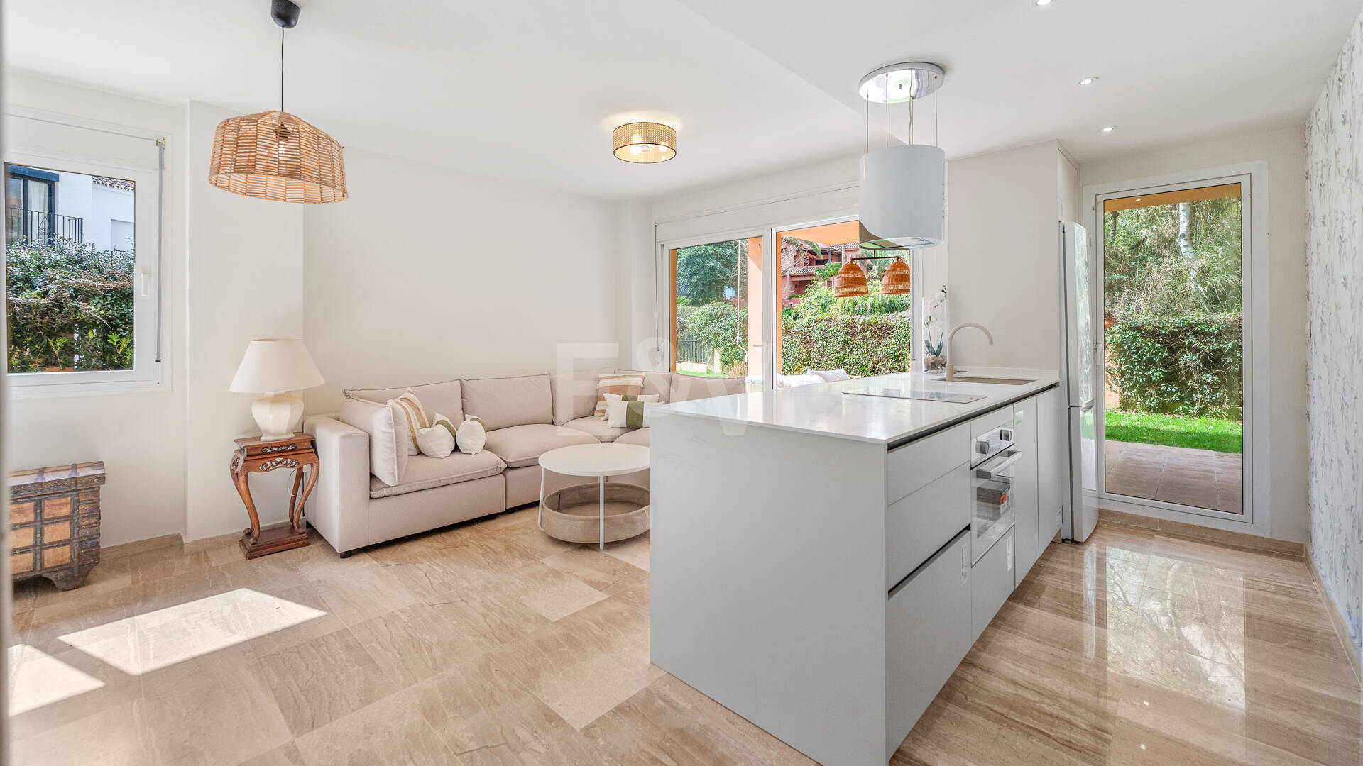 Apartamento con jardín junto a la playa con licencia turística en comunidad cerrada, a poca distancia de clubes de playa, colegios internacionales y servicios