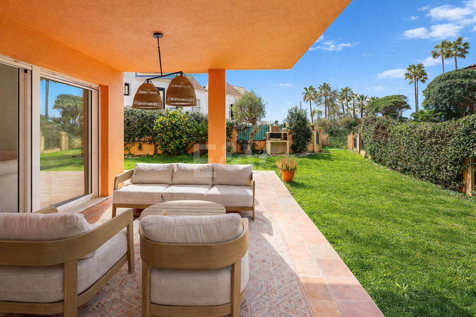 Apartamento con jardín junto a la playa con licencia turística en comunidad cerrada, a poca distancia de clubes de playa, colegios internacionales y servicios