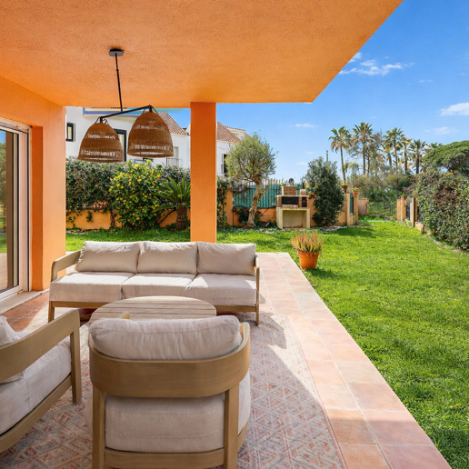 Gartenwohnung am Strand mit Touristenlizenz in einer bewachten Wohnanlage – Strandclubs, internationale Schulen und Annehmlichkeiten zu Fuß erreichbar