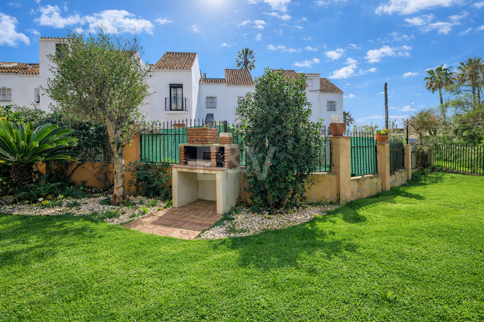 Apartamento con jardín junto a la playa con licencia turística en comunidad cerrada, a poca distancia de clubes de playa, colegios internacionales y servicios