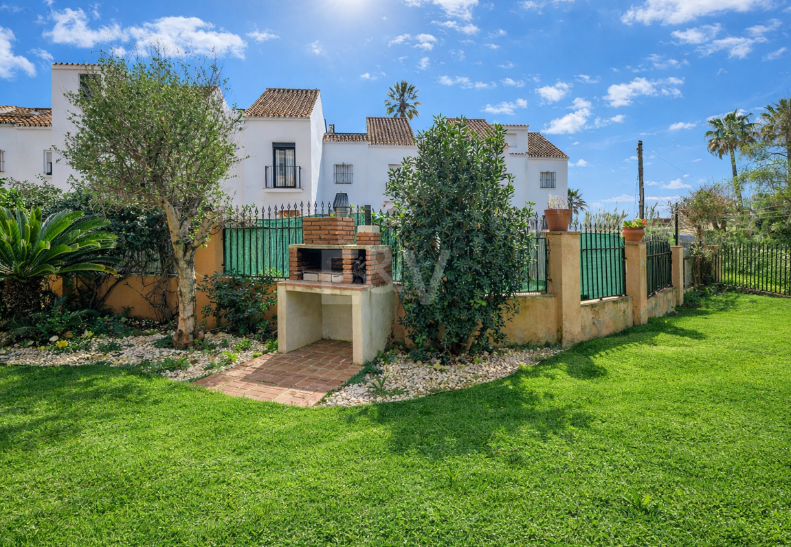 Gartenwohnung am Strand mit Touristenlizenz in einer bewachten Wohnanlage – Strandclubs, internationale Schulen und Annehmlichkeiten zu Fuß erreichbar