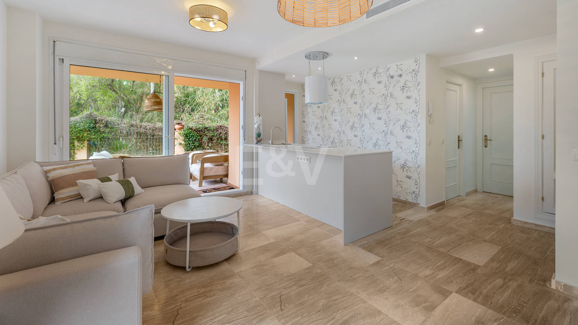 Apartamento con jardín junto a la playa con licencia turística en comunidad cerrada, a poca distancia de clubes de playa, colegios internacionales y servicios