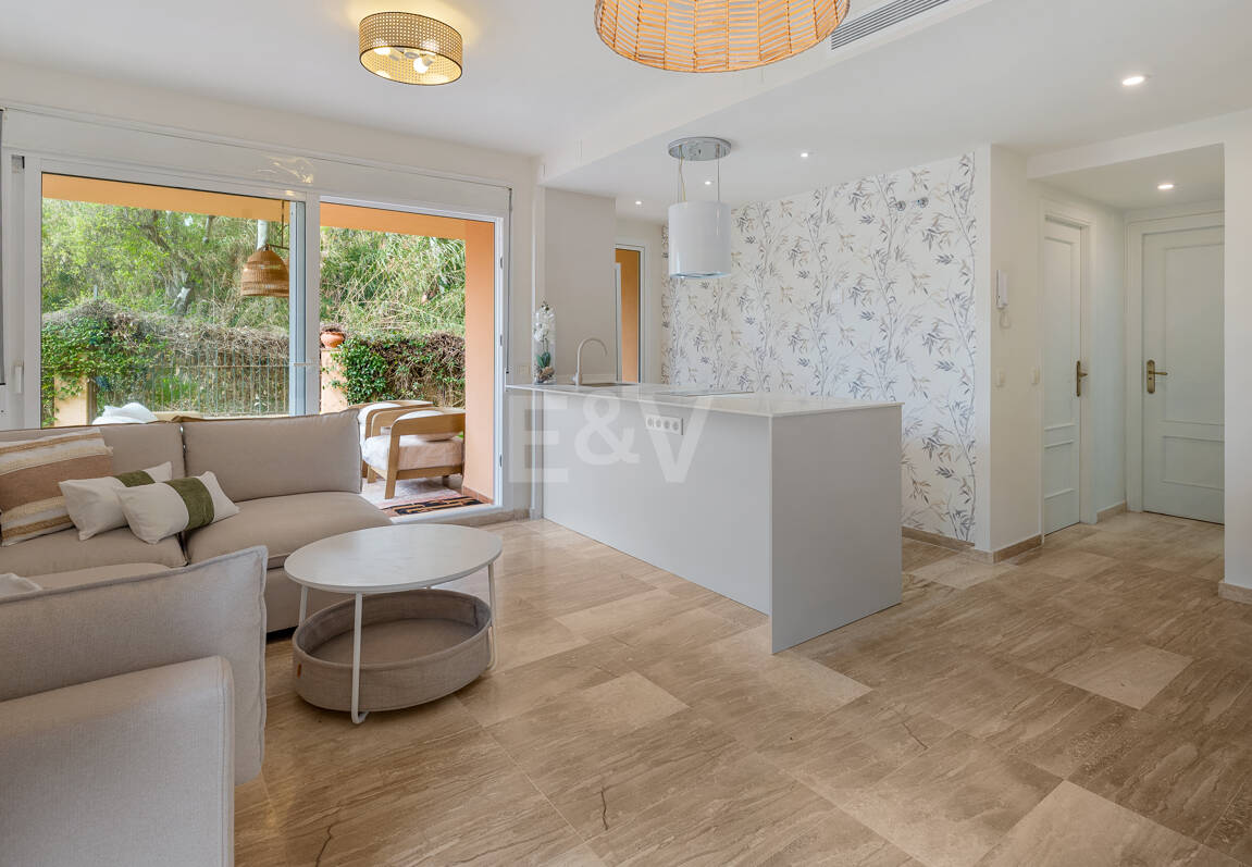 Gartenwohnung am Strand mit Touristenlizenz in einer bewachten Wohnanlage – Strandclubs, internationale Schulen und Annehmlichkeiten zu Fuß erreichbar