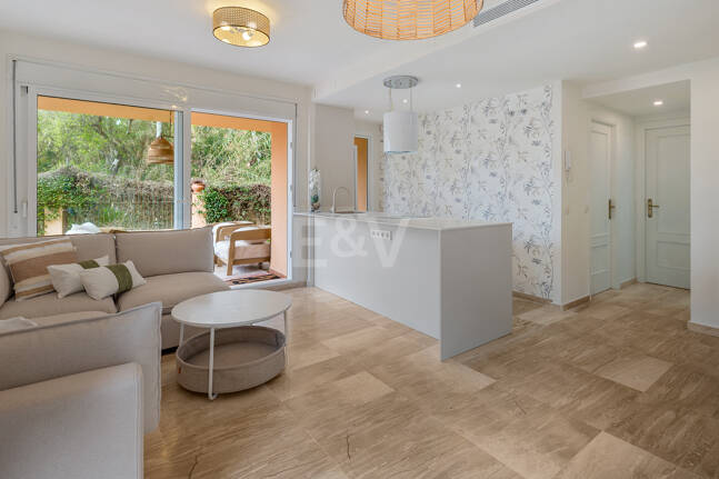 Gartenwohnung am Strand mit Touristenlizenz in einer bewachten Wohnanlage – Strandclubs, internationale Schulen und Annehmlichkeiten zu Fuß erreichbar