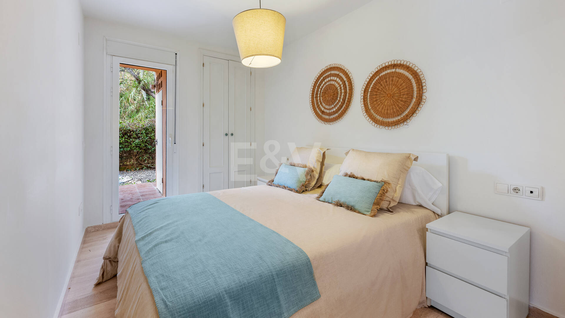 Apartamento con jardín junto a la playa con licencia turística en comunidad cerrada, a poca distancia de clubes de playa, colegios internacionales y servicios